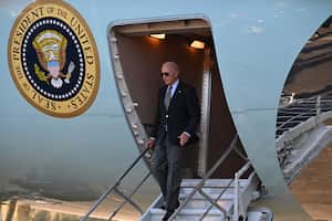El presidente de los Estados Unidos, Joe Biden, desembarca el Air Force One cuando llega al Aeropuerto del Parque Nacional del Gran Cañón en Grand Canyon Village, Arizona, el 7 de agosto de 2023. (Foto de Jim WATSON / AFP)
