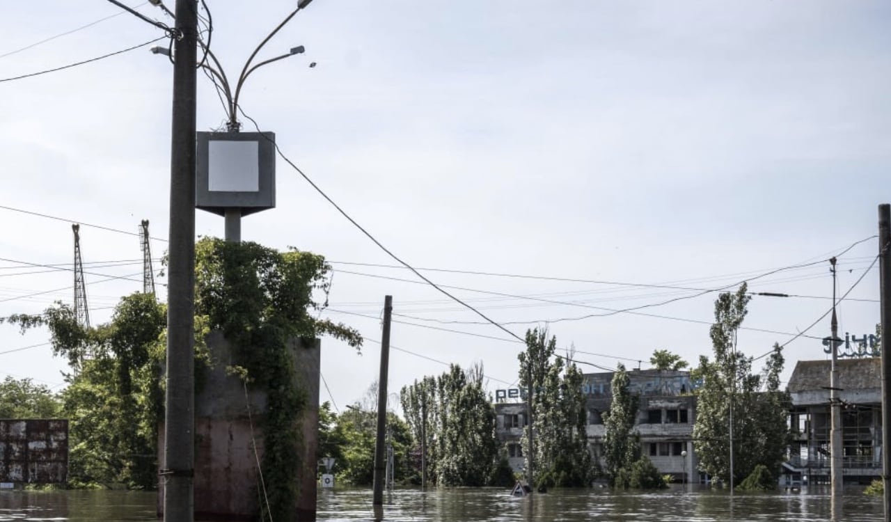 Más de 2.700 personas fueron evacuadas de las zonas inundadas tras la destrucción de la represa de Kajovka.