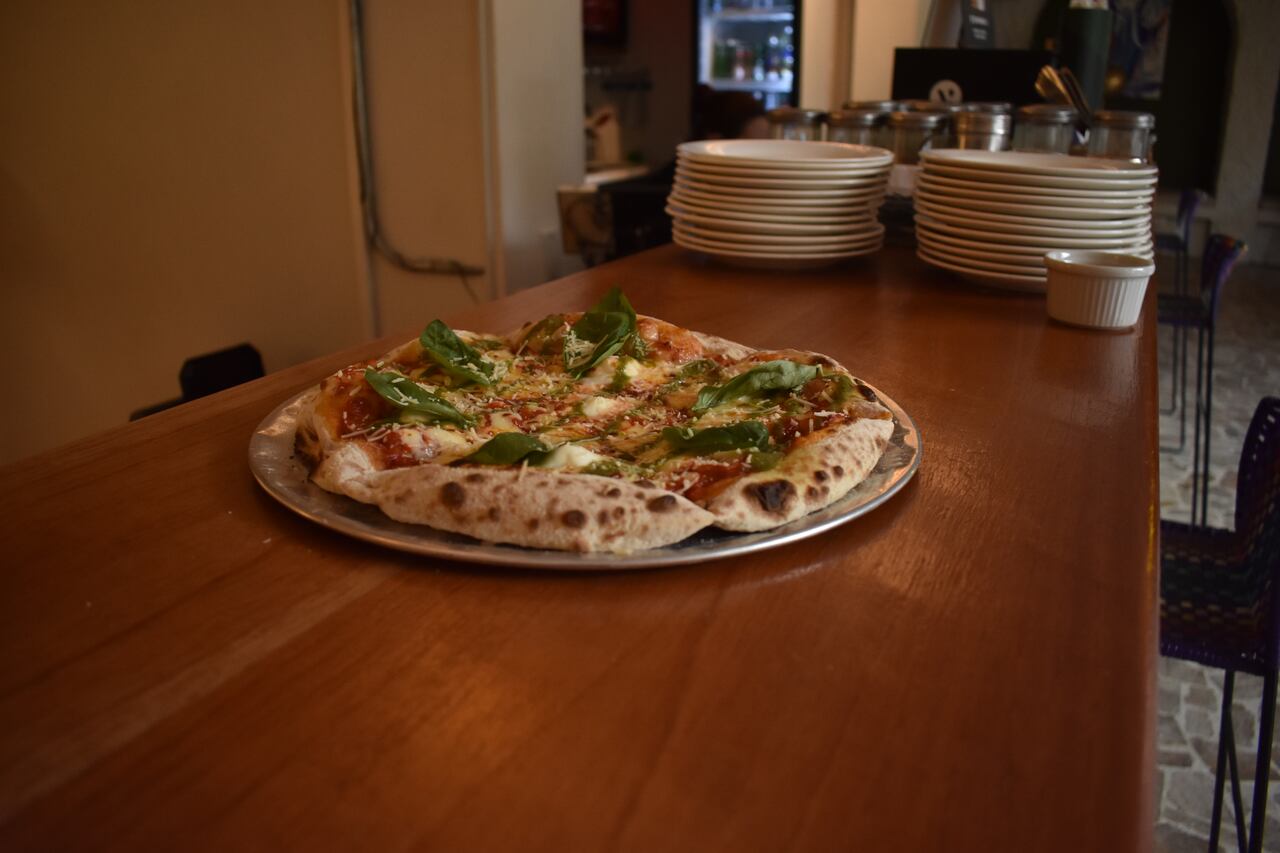 La pizza está hecha con materiales importados y su sabor se asemeja al original de la receta italiana.
