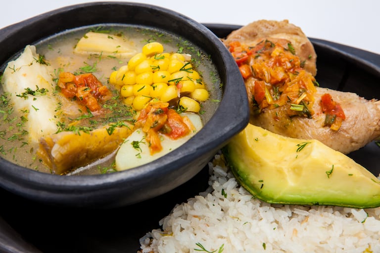 Con una gallina tierna como protagonista y una selección cuidadosa de vegetales frescos, el Sancocho de Gallina se erige como un símbolo de la cocina casera y reconfortante de Colombia.