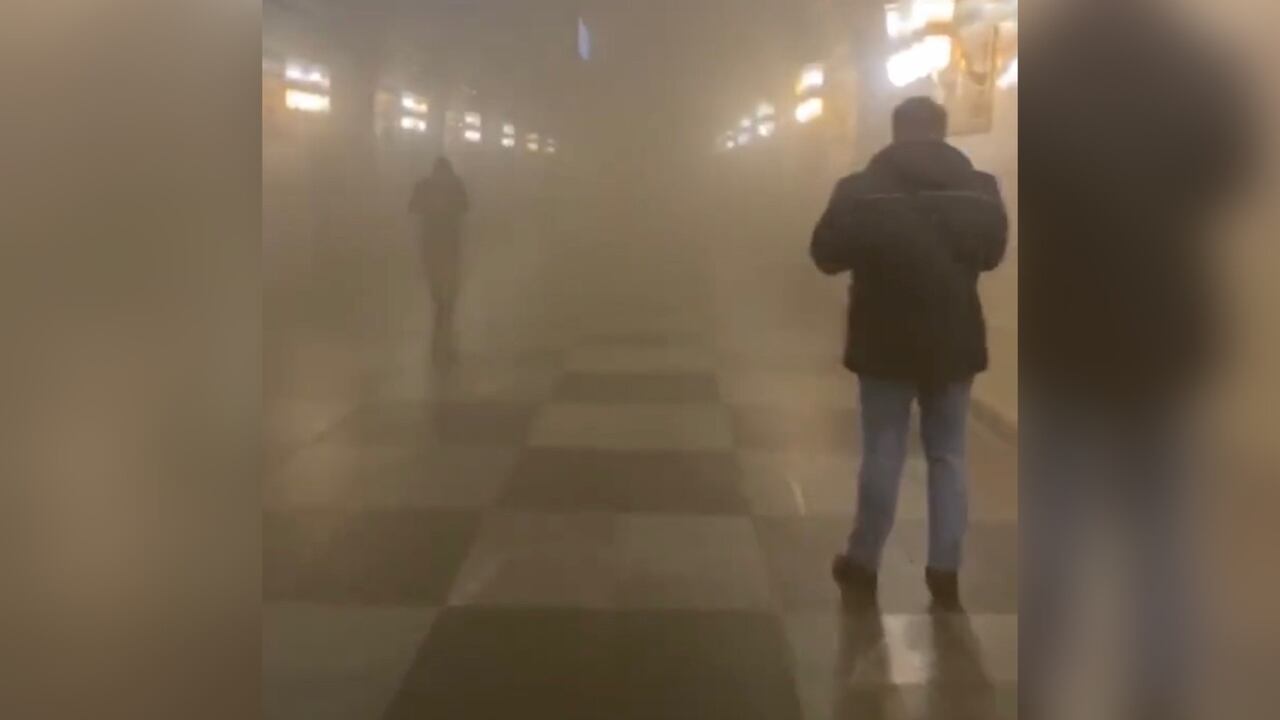 En video quedó registrado el momento en el que la estación se llenó de humo.