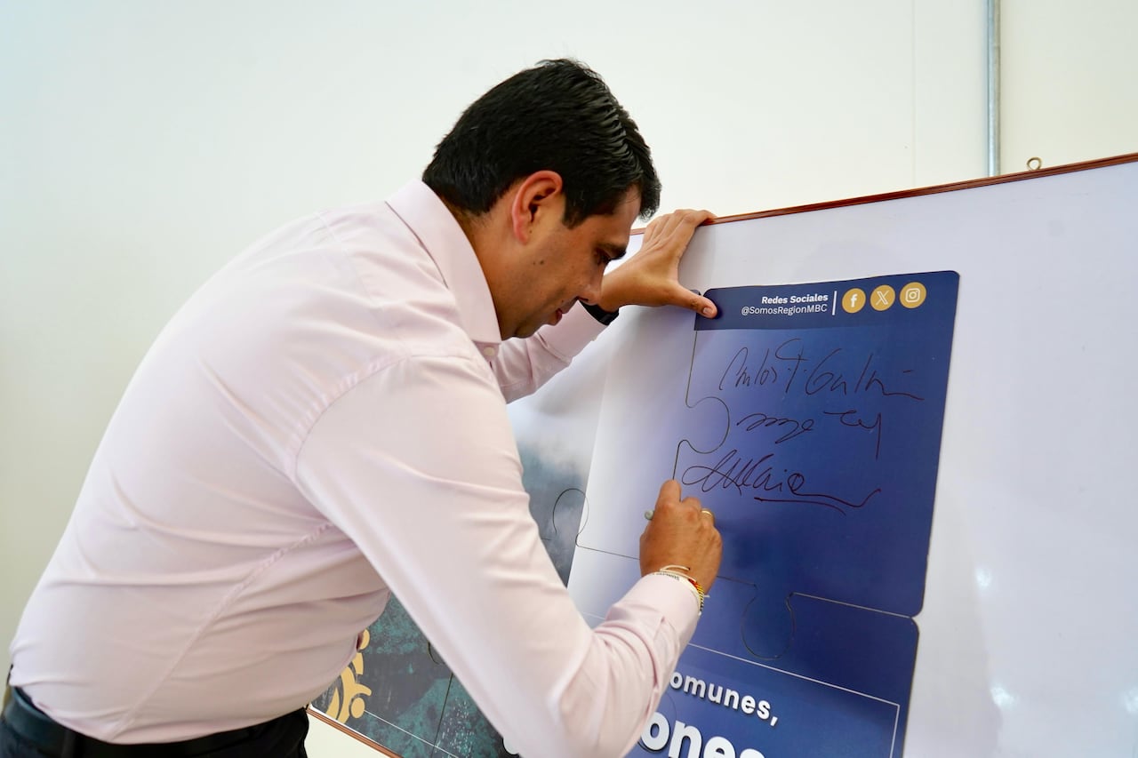 Alcalde de Soacha, Julián Sánchez 'Perico', firmando el ingreso a la Región Metropolitana