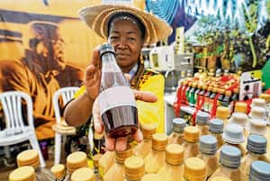 El viche es un licor con denominación de origen, cuya tradición se ha mantenido por siglos en las comunidades afro del Pacífico colombianao.