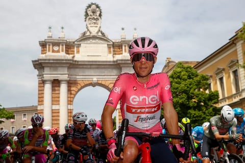 Overall leader Team Trek's Spanish rider Juan Pedro Lopez (Front) and fellow riders wait by the Arco Ganganelli in Santarcangelo di Romagna, a triumphal arch built in 1772 in honour of Pope Clement XIV, prior to the start of the 11th stage of the Giro d�Italia 2022 cycling race, 203 kilometers from Santarcangelo di Romagna to Reggio Emilia, on May 18, 2022. (Photo by Luca Bettini / AFP)