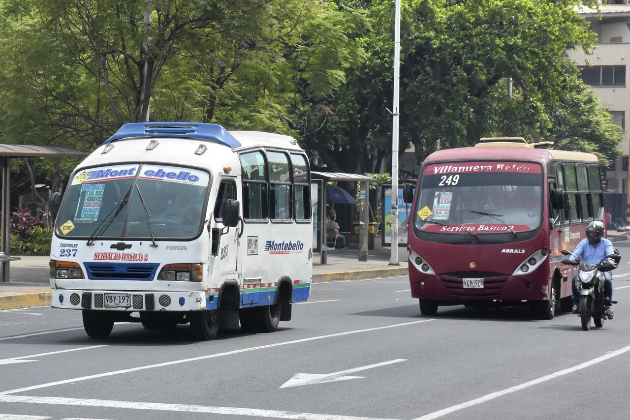 Más de 200 autobuses viejos regresan a las calles de Cali con la autorización de la alcaldía para sumarse al servicio público debido a la crisis del MIO.