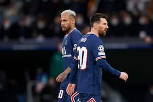 Leo Messi y Neymar del PSG durante el partido de octavos de final de la Champion League contra el Real Madrid