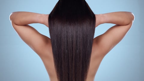 El uso de algunos ingredientes naturales pueden acelerar el crecimiento del cabello.