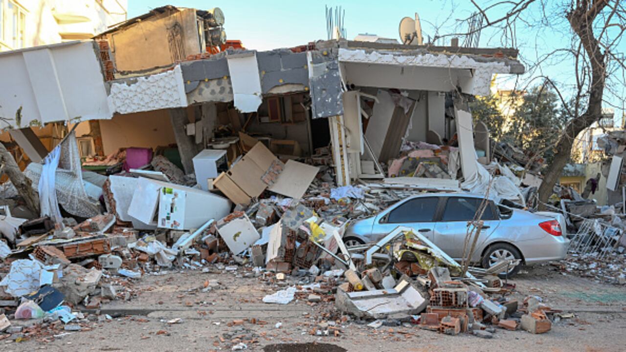 La devastación causada por el terremoto que sacudió Turquía y Siria el pasado 6 de febrero. Imagen de un edificio colapsado en Adiyaman, Turquía.