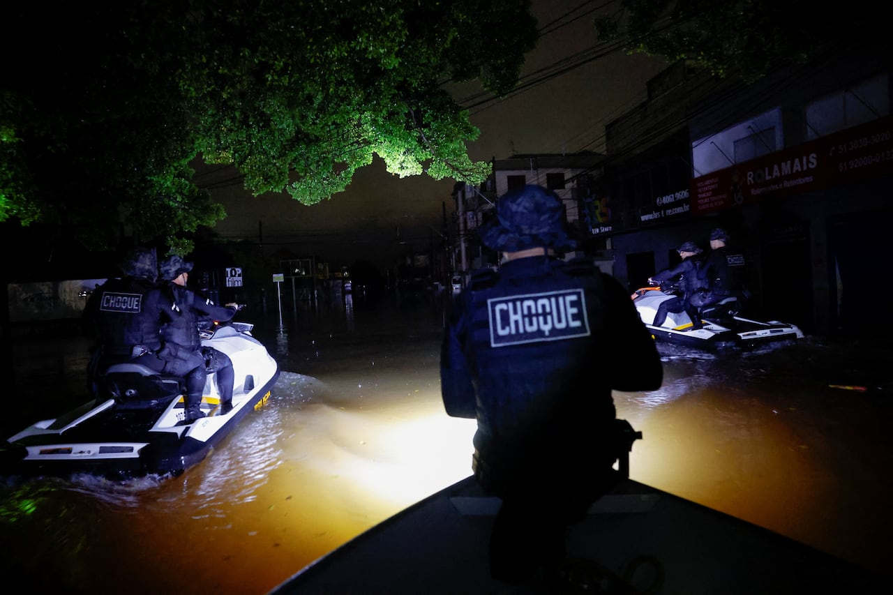 Oficiales de policía patrullan en una moto acuática en una zona inundada para evitar robos en el centro de Porto Alegre, estado de Rio Grande do Sul, Brasil, 12 de mayo de 2024.