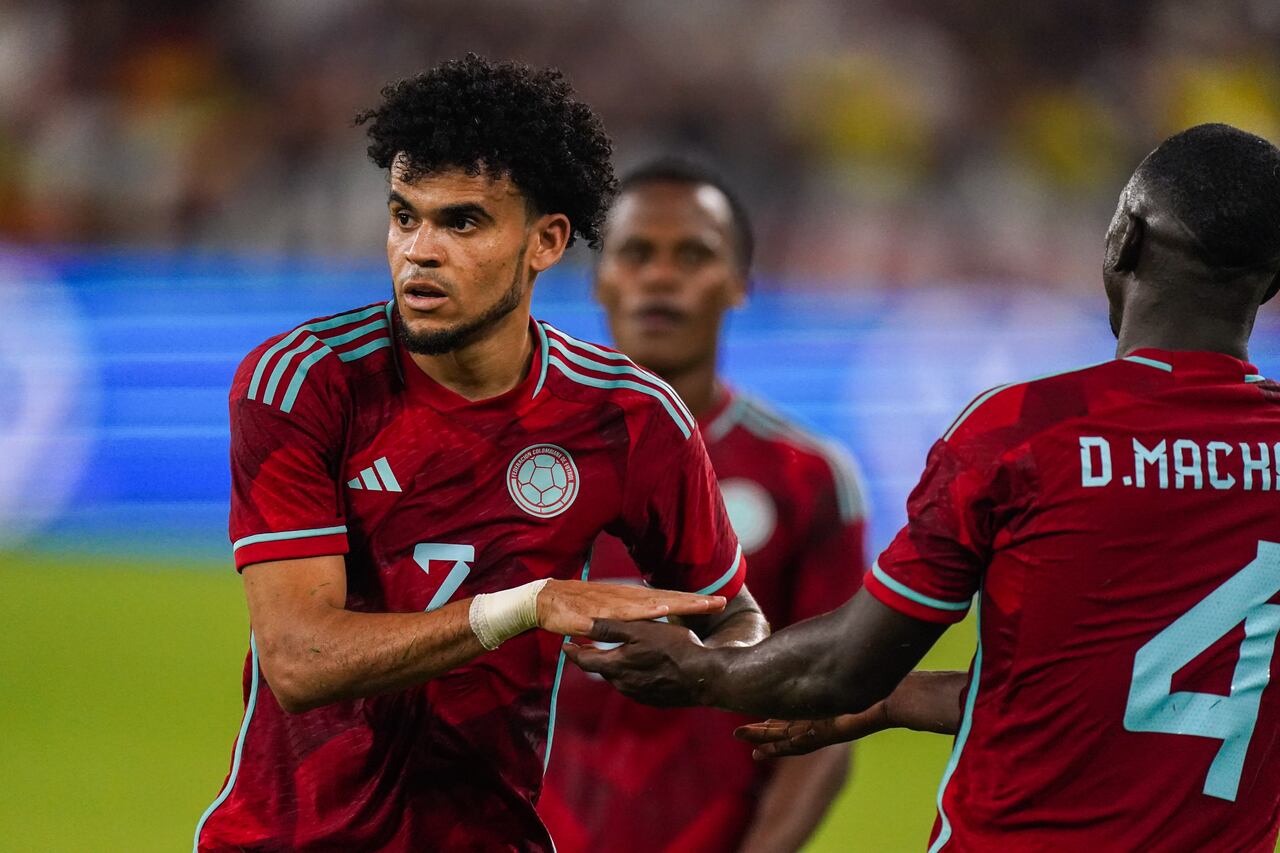 GELSENKIRCHEN, GERMANY - JUNE 20: Luis Diaz of Colombia giving high five to Deiver Machado of Colombia during the International Friendly match between Germany and Colombia at the Veltins-Arena on June 20, 2023 in Gelsenkirchen, Germany (Photo by Joris Verwijst/BSR Agency/Getty Images)