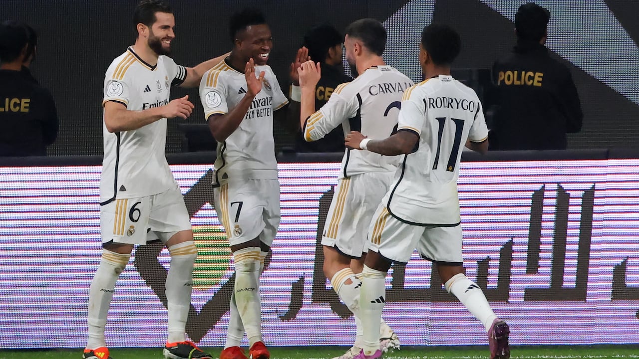 Los jugadores del Real Madrid celebran con su compañero de equipo, el delantero brasileño #07 Vinicius Junior, después de marcar su tercer gol durante la final de la Supercopa