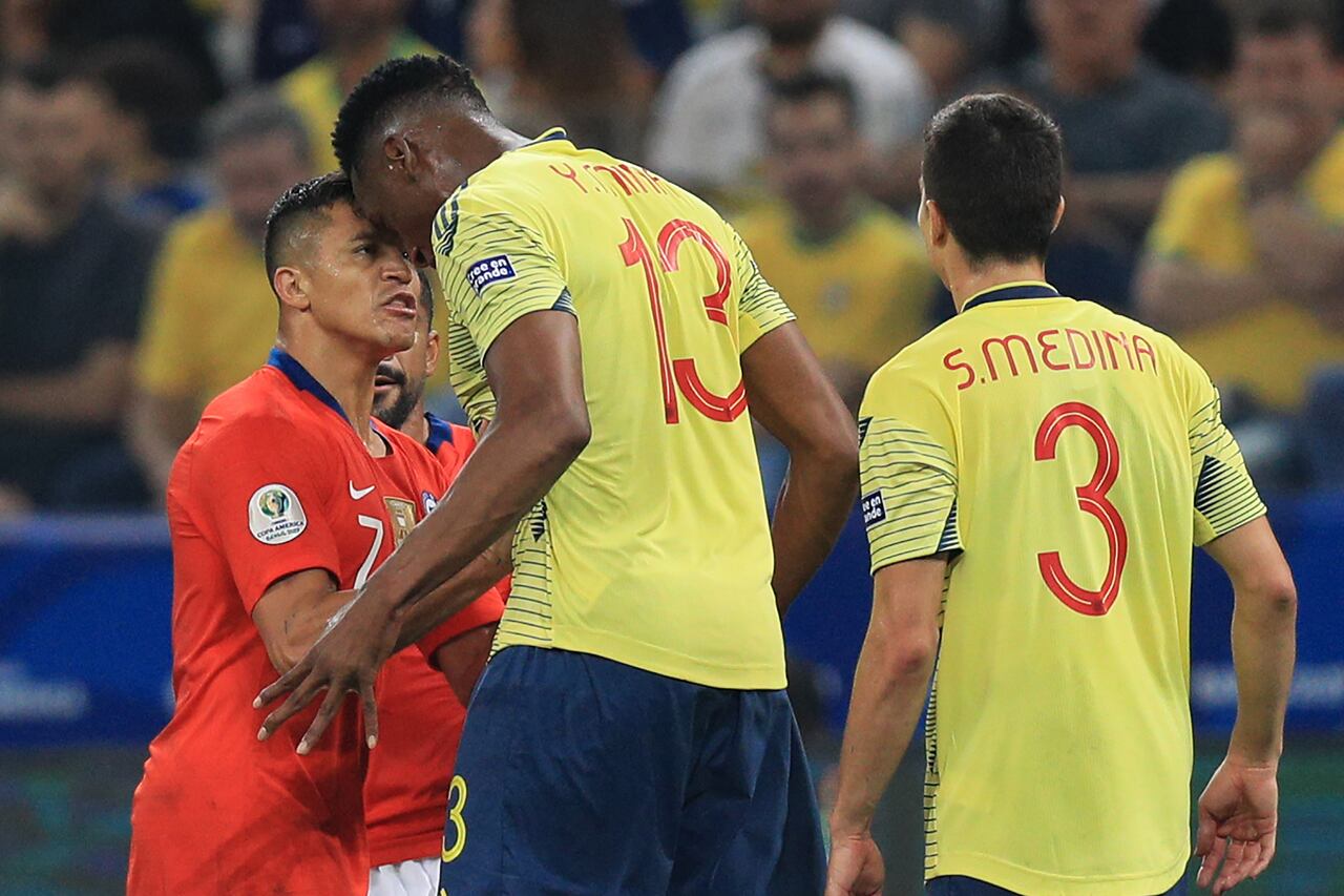 Yerry Mina enfrentando a Alexis Sánchez.