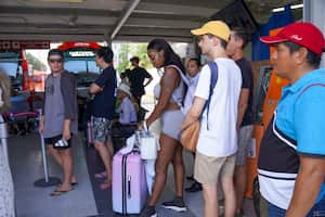 Los turistas esperan en una terminal de autobuses para partir hacia Cancún y escapar del huracán Beryl en Tulum, estado de Quintana Río, México, el 4 de julio de 2024 (Foto de Elizabeth Ruiz/AFP)