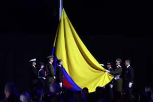 Bandera de Colombia siendo izada durante la clausura de los Juegos Panamericanos 2023