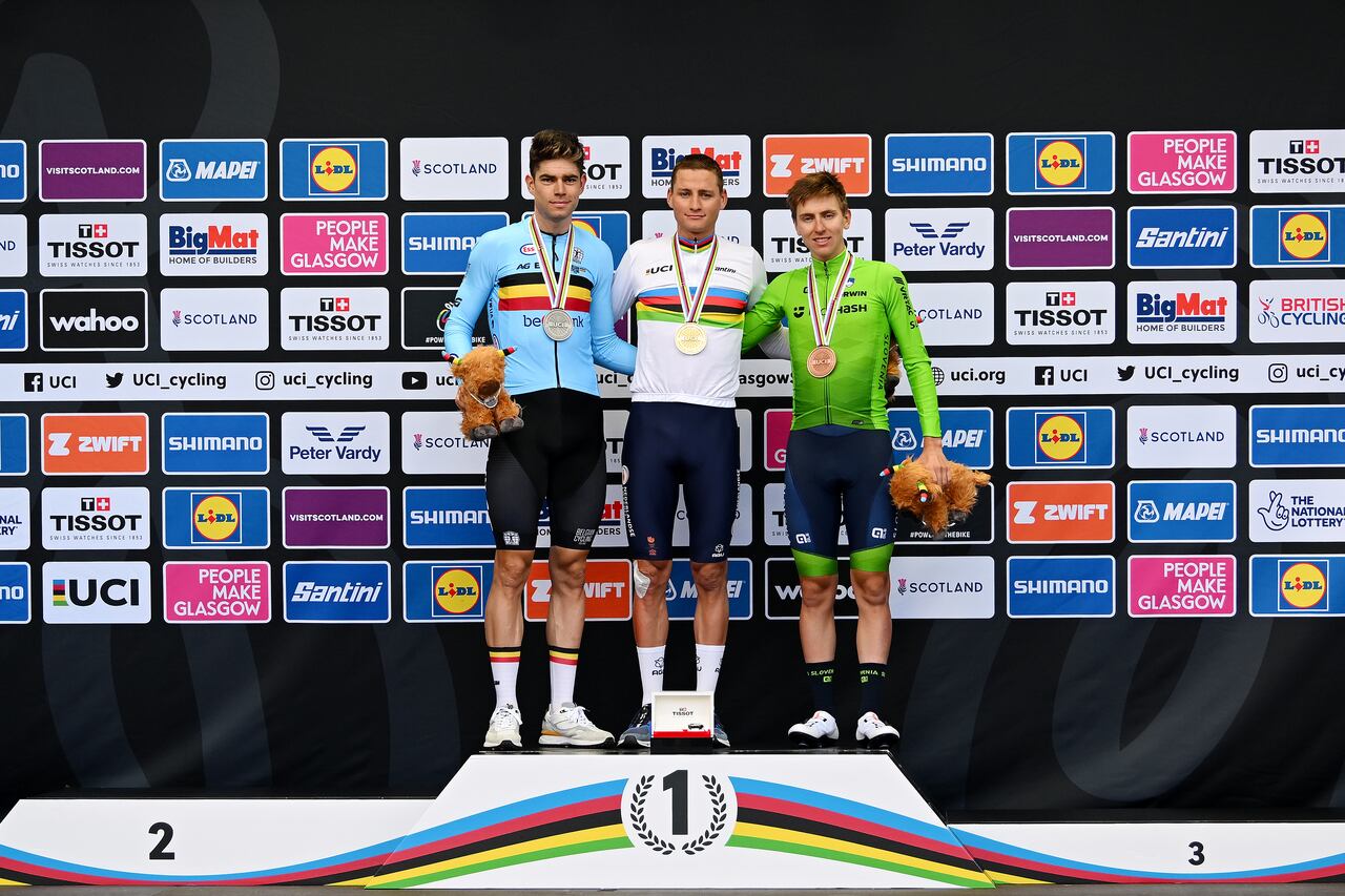 El medallista de plata Wout Van Aert de Bélgica, el medallista de oro Mathieu Van Der Poel de los Países Bajos, y el medallista de bronce Tadej Pogacar de Eslovenia, posan en el podio durante la ceremonia de entrega de medallas después de los 96º Campeonatos del Mundo de Ciclismo UCI Glasgow 2023, Carrera en Carretera Élite Masculina una carrera de un día de 271,1 km de Edimburgo a Glasgow / #UCIWT / el 06 de agosto 2023 en Glasgow, Escocia.