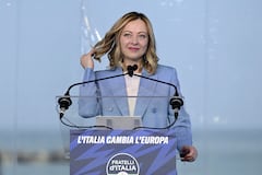 La primera ministra de Italia, Giorgia Meloni, sonríe en el escenario durante la reunión de campaña del partido de extrema derecha Fratelli d'Italia (Hermanos de Italia)
