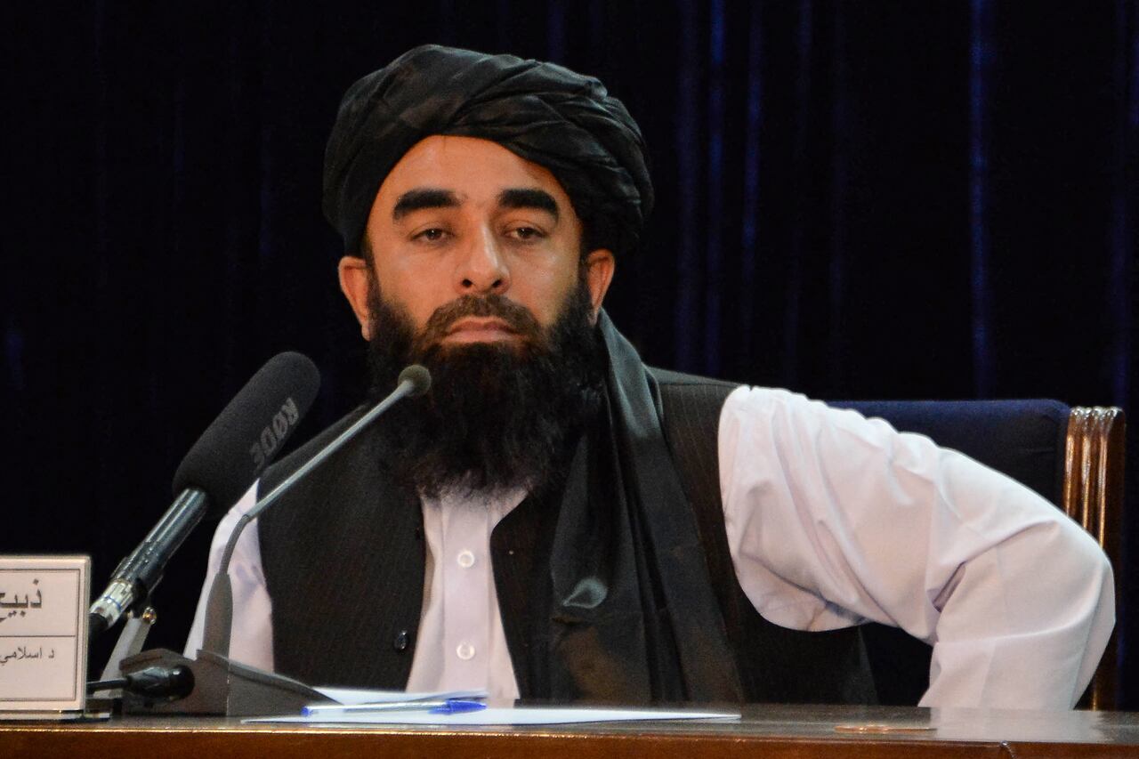 El portavoz de los talibanes, Zabihullah Mujahid en una conferencia de prensa. (Photo by Hoshang Hashimi / AFP)