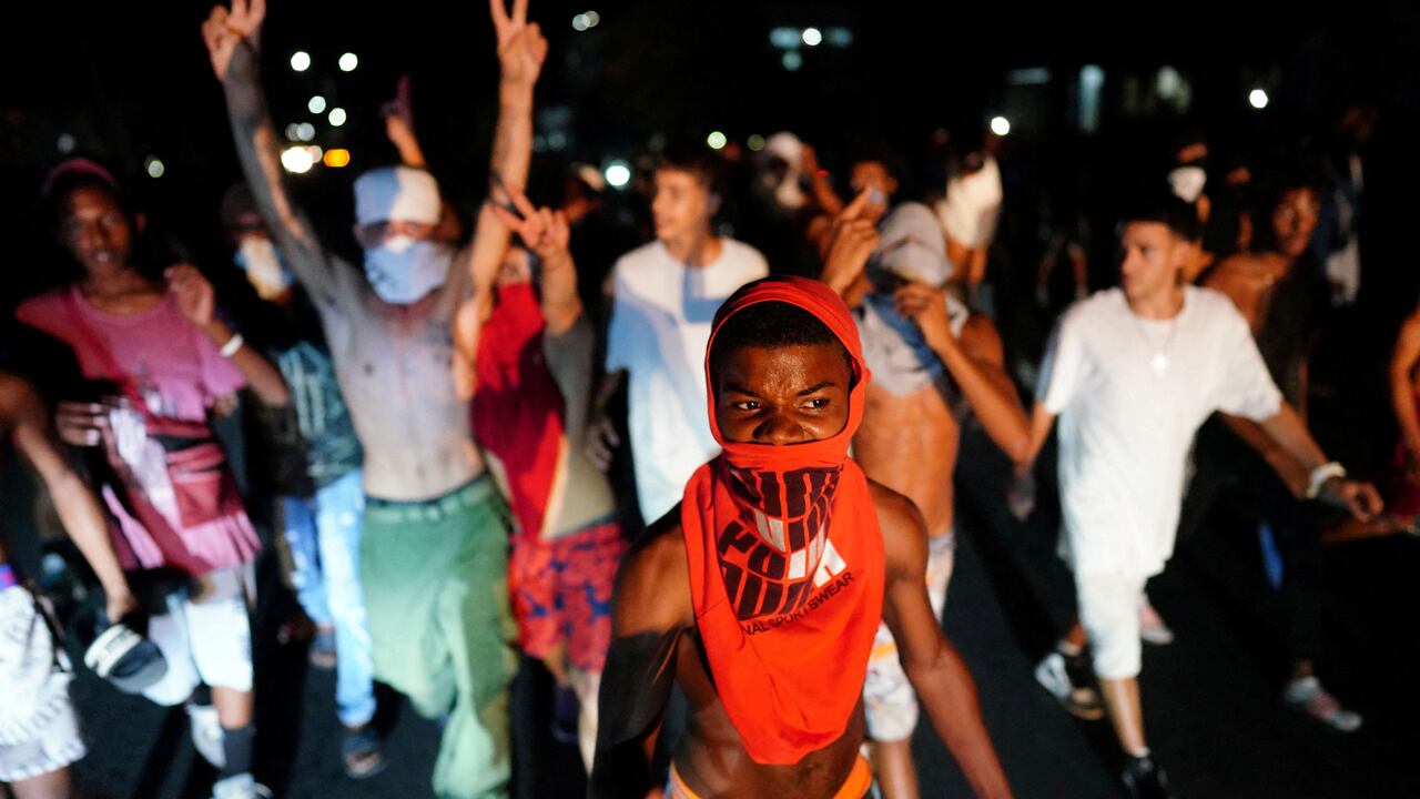 La gente grita consignas en una protesta durante un apagón tras el huracán Ian en La Habana, Cuba, el 30 de septiembre.