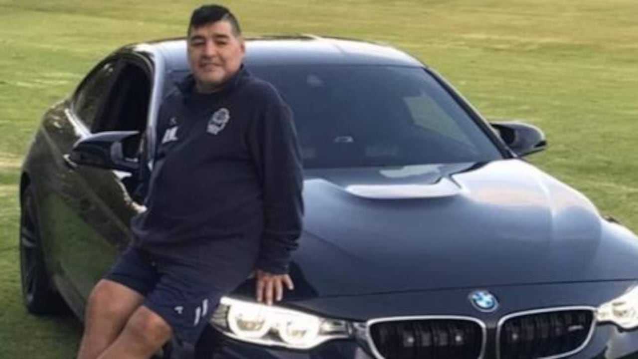 Diego Armando Maradona y su carro