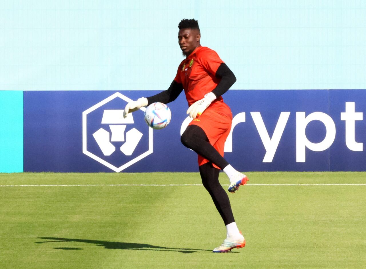 Fútbol - Copa Mundial de la FIFA Qatar 2022 - Entrenamiento de Camerún - Estadio al Sailiya, Doha, Qatar - 23 de noviembre de 2022 Andre Onana de Camerún durante el entrenamiento