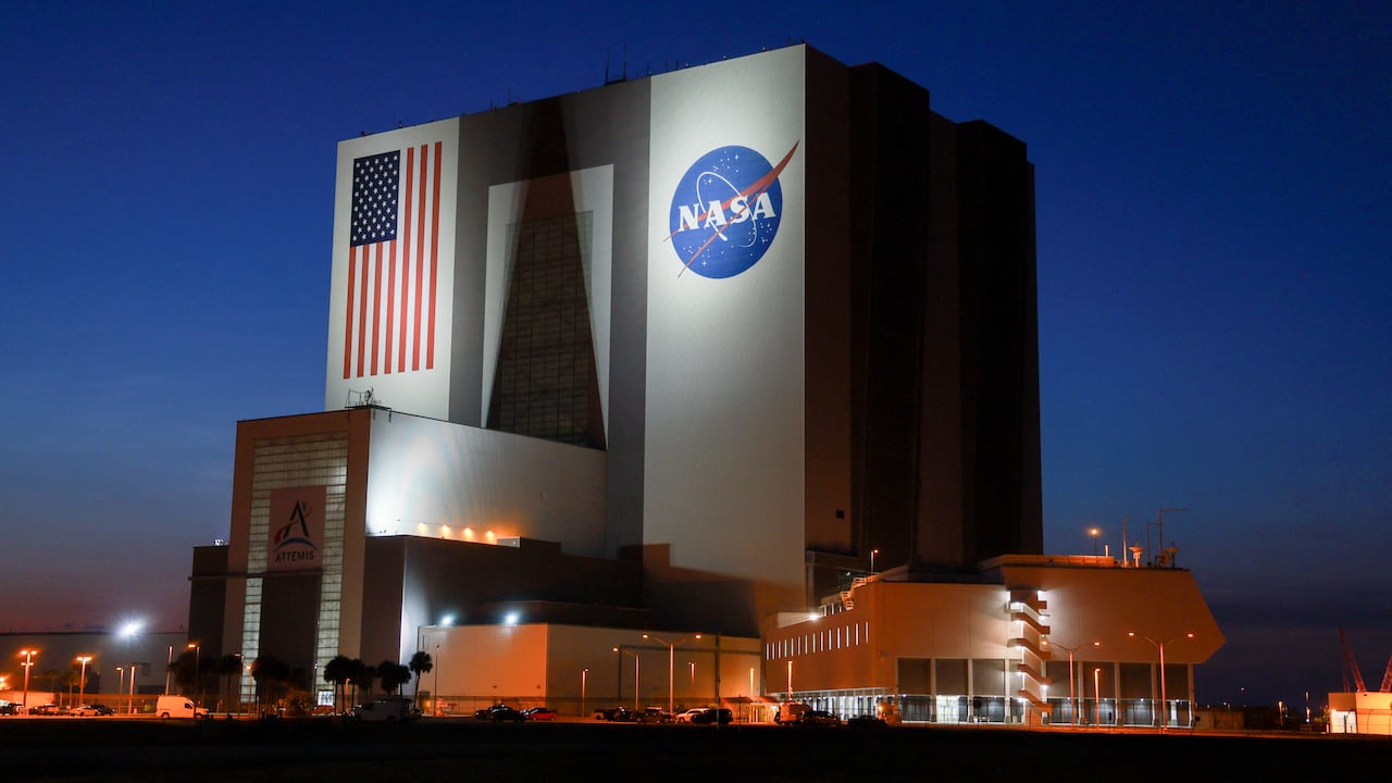El edificio de ensamblaje de vehículos de la NASA se ve después de que la prueba de vuelo de la tripulación de la nave espacial Starliner de Boeing