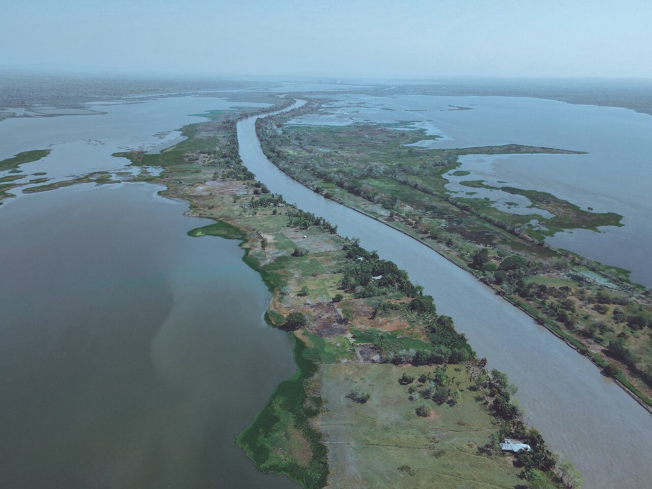 El proyecto de recuperación de los ecosistemas degradados del Canal del Dique, que prevé inversiones cercanas a los 3,2 billones de pesos en 115,5 km de hidrovía, es una de las obras más importantes en la historia de Colombia.