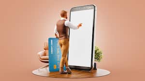 Ilustración 3d inusual de un joven con tarjeta de crédito parado en un gran smartphone en la oficina y usando una aplicación de teléfono inteligente para comprar un pago. Concepto de pago en línea.