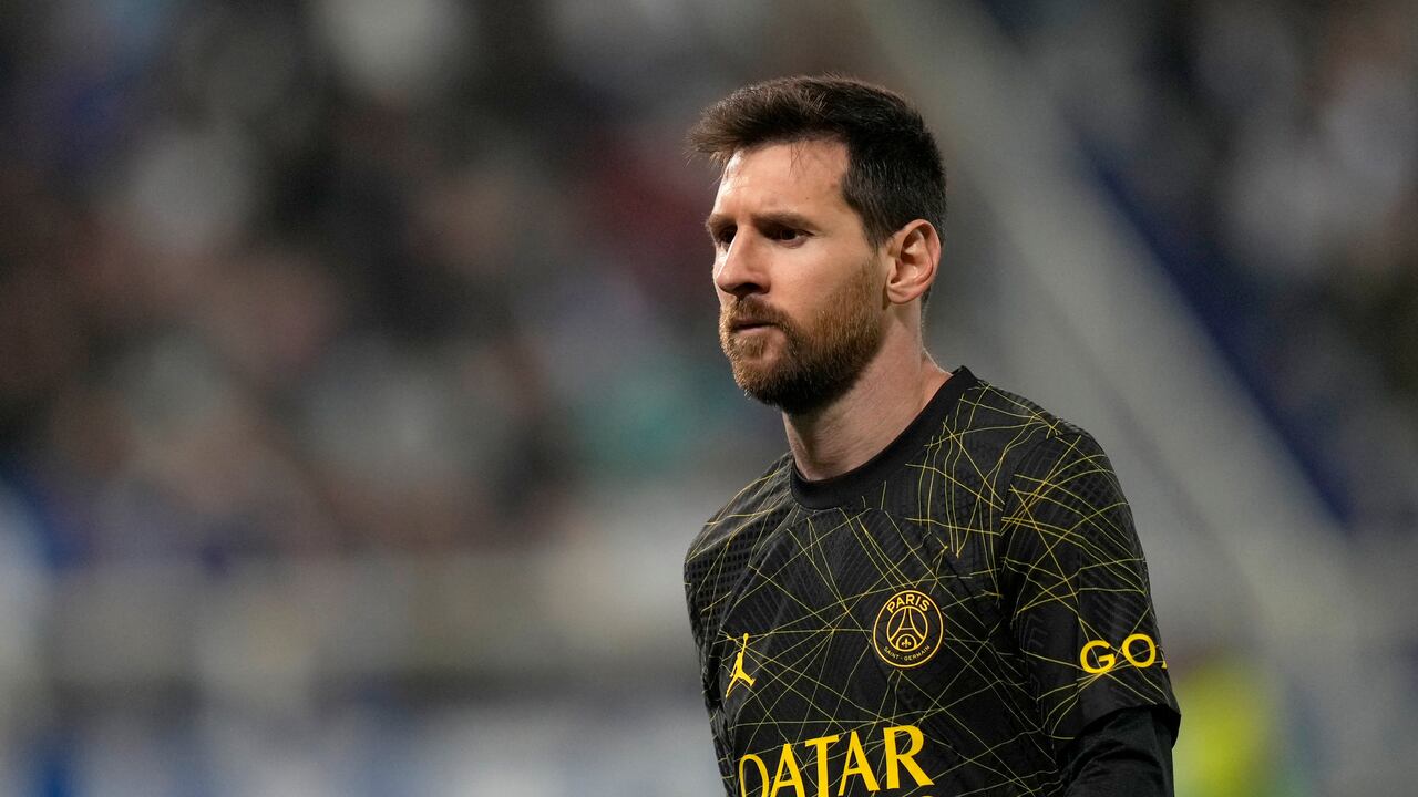 Lionel Messi del Paris Saint-Germain durante el partido contra Auxerre en la liga francesa, el domingo 21 de mayo de 2023. (AP Foto/Thibault Camus)