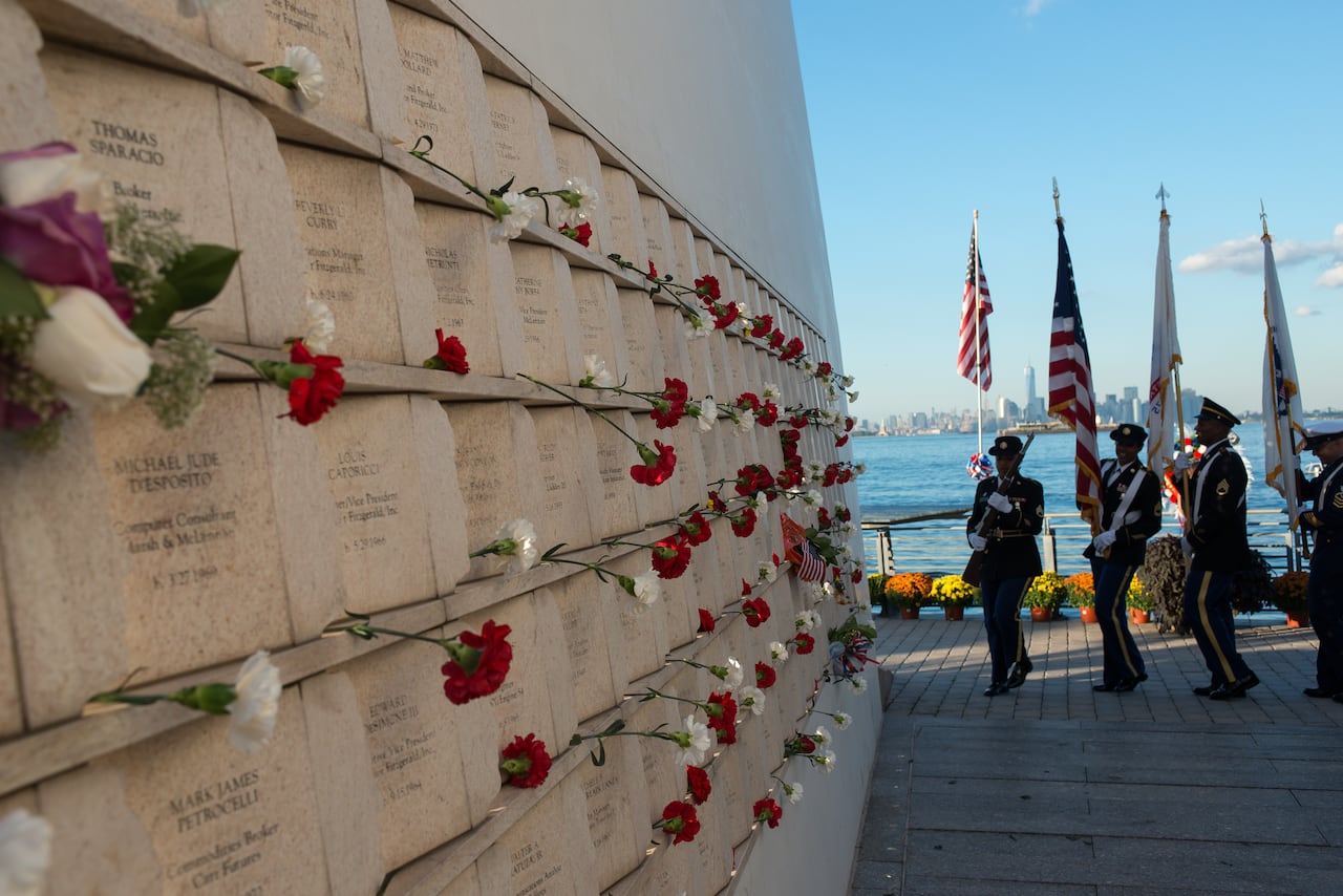 En la pared interior de una de las dos "alas" que componen el monumento "Postales" de Masayuki Sono, se colocan flores junto a los nombres de las víctimas de los ataques al WTC