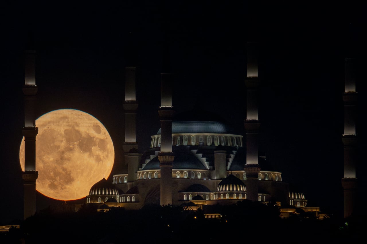 La Mezquita de Çamlıca y la luna de esturión se reúnen en Estambul.