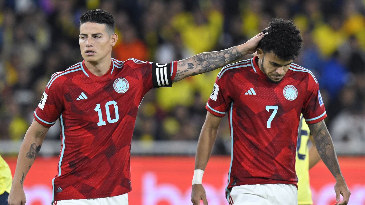 Luis Díaz es consolado por James Rodríguez tras errar penal ante Ecuador