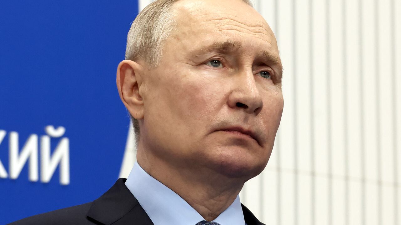 El presidente ruso Vladimir Putin asiste a una presentación por videoconferencia de los resultados del desarrollo del Lejano Oriente al margen del Foro Económico del Este en Vladivostok, Rusia, el lunes 11 de septiembre de 2023