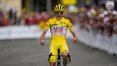 El esloveno Tadej Pogacar, ganador de la etapa, vestido con el maillot amarillo de líder general, celebra al cruzar la línea de meta durante la decimocuarta etapa del Tour de Francia, carrera ciclista de 151,9 kilómetros (94,4 millas) con salida en Pau y llegada en Saint-Lary-Soulan. Pla d'Adet, Francia, sábado 13 de julio de 2024. (Foto AP/Jerome Delay)