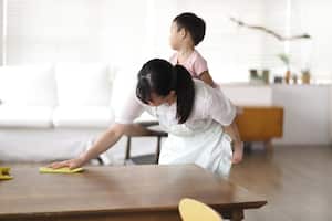 Mujer asiática limpiando el hogar.
