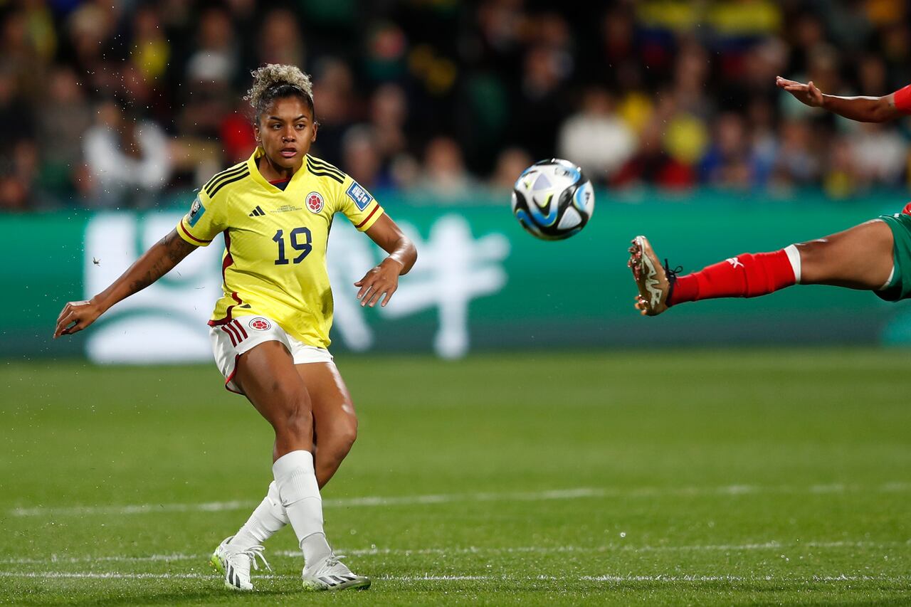 Jorelyn Carabali de Colombia patea el balón durante el partido de fútbol del Grupo H de la Copa Mundial Femenina entre Marruecos y Colombia en Perth, Australia, el jueves 3 de agosto de 2023. (Foto AP/Gary Day)
