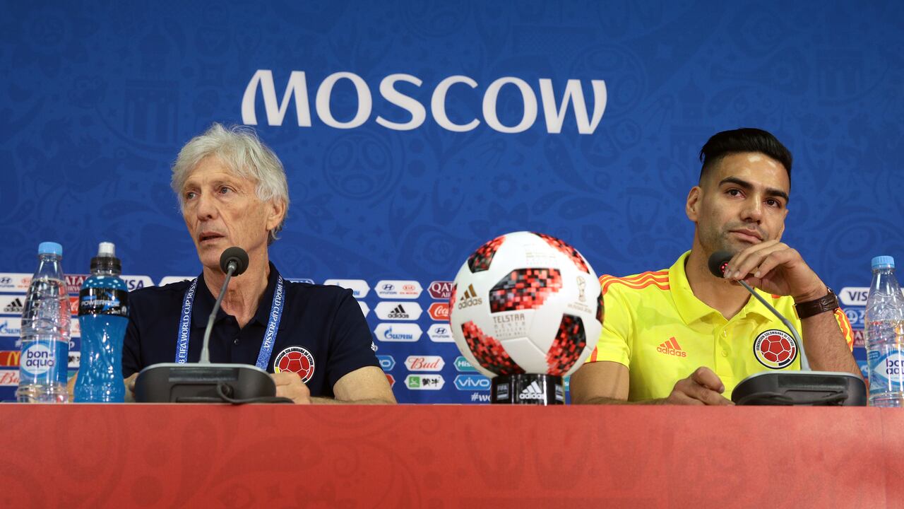 El gerente de Colombia, José Pekerman (izquierda) y Radamel Falcao durante la conferencia de prensa en el estadio Spartak de Moscú. (Foto de Aaron Chown / PA Images a través de Getty Images)
