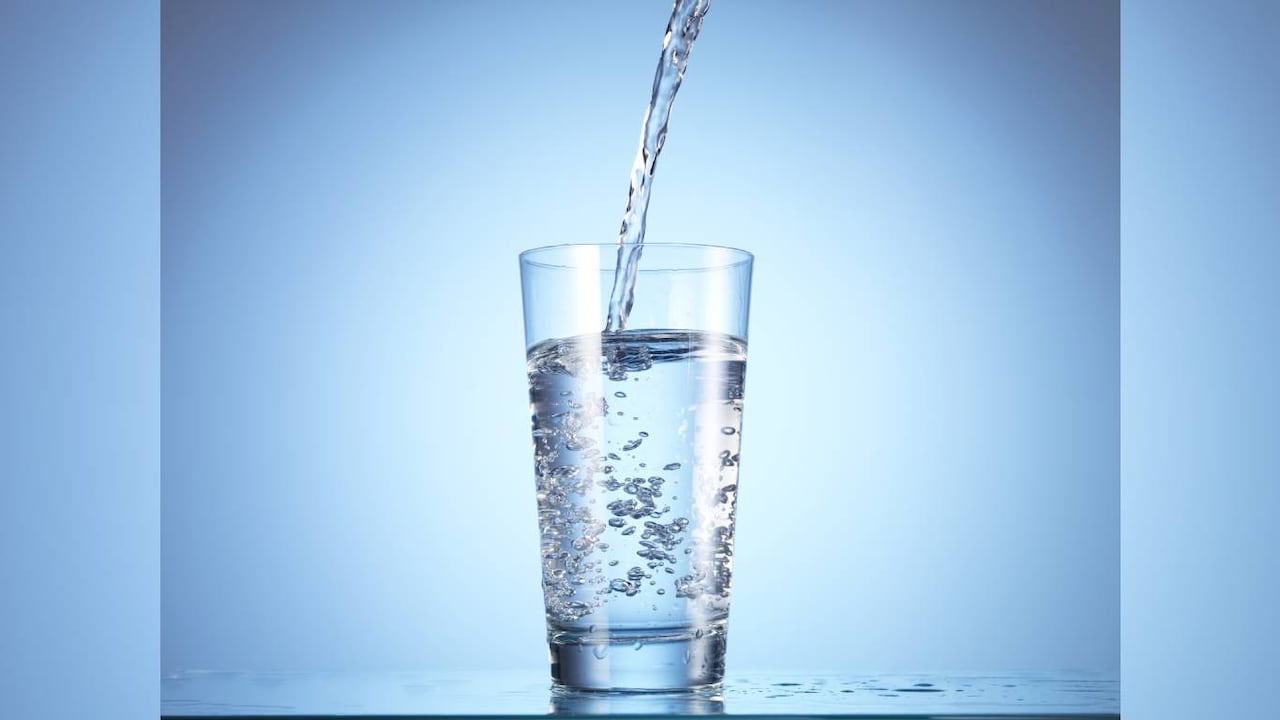 Expertos destacan que beber agua también evita consumir demasiadas grasas y calorías. Foto: Getty Images.