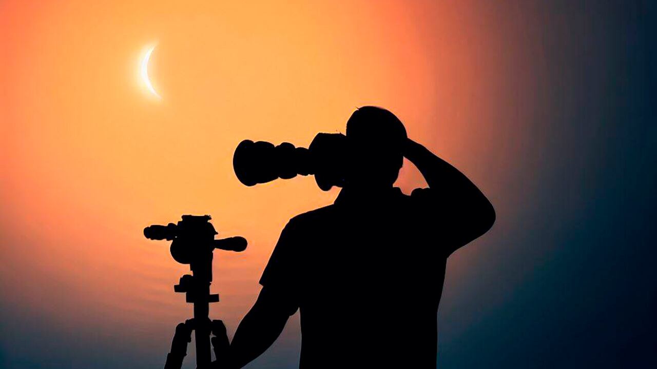 Se deben tomar medidas de seguridad para observar un eclipse de Sol.