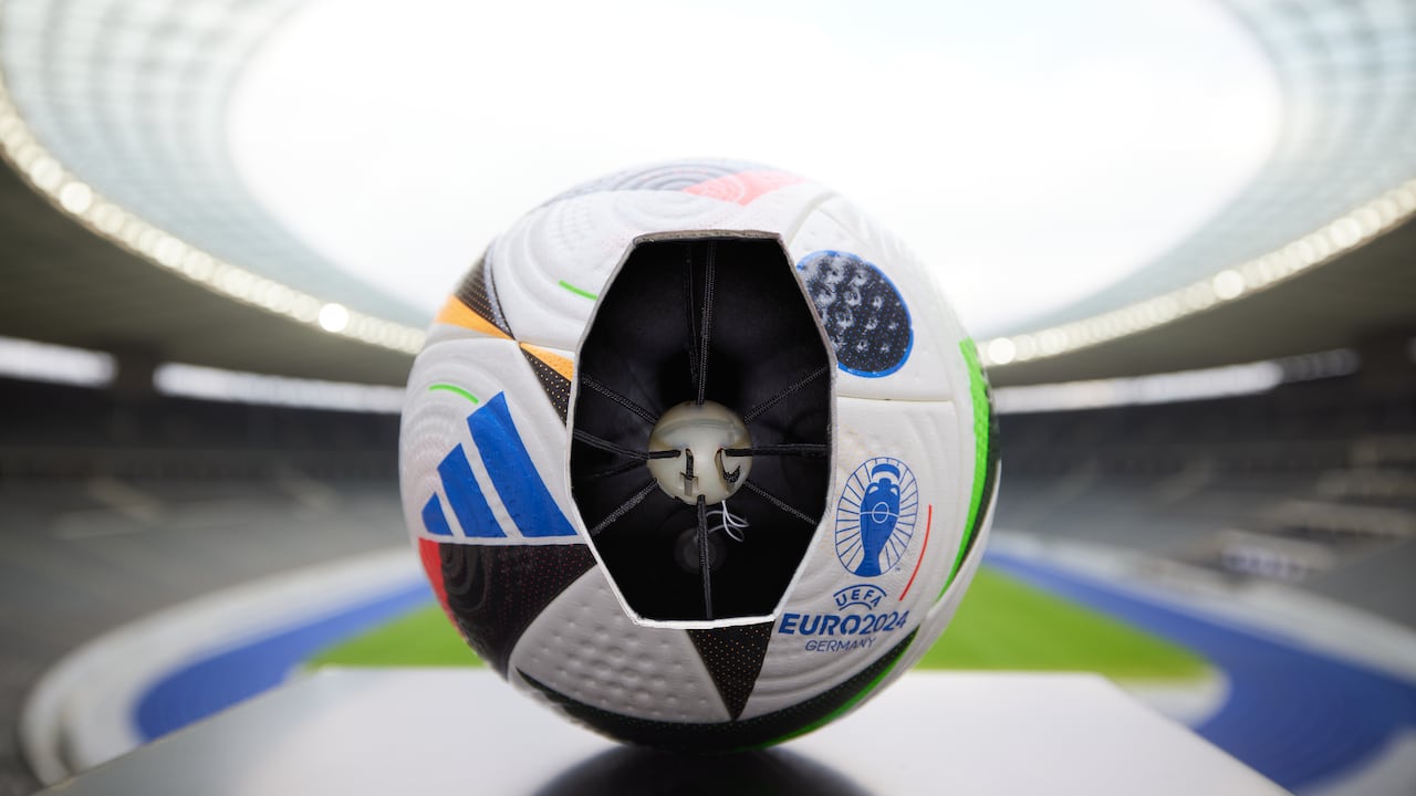 Fussballliebe, que traduce “amor por el futbol”, es el balón de la Eurocopa 2024, disputada en Alemania