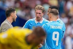 Belgium's head coach Domenico Tedesco, left, talks to teammates Kevin De Bruyne, center, and Leandro Trossard during a Group E match between Ukraine and Belgium at the Euro 2024 soccer tournament in Stuttgart, Germany, Wednesday, June 26, 2024. (AP Photo/Ariel Schalit)