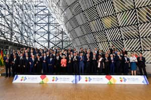 Los funcionarios posan para una foto familiar el primer día de una cumbre de la Unión Europea-Comunidad de Estados de América Latina y el Caribe (UE-CELAC) en el edificio del Consejo Europeo en Bruselas el 17 de julio de 2023. (Foto de Jean-Christophe VERHAEGEN / AFP)