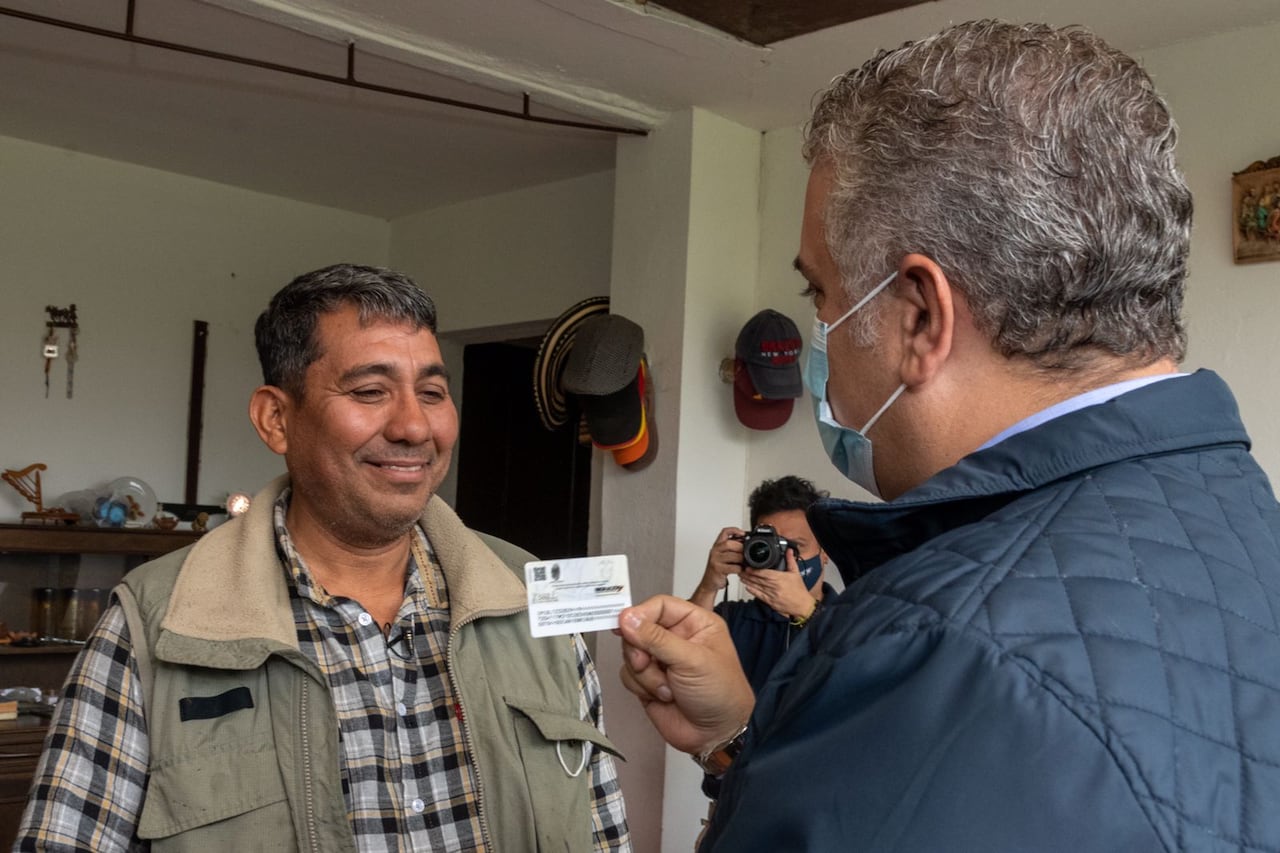 Iván Duque presidente de Colombia entrega primera tarjeta del Estatuto de Proteccion Temporal