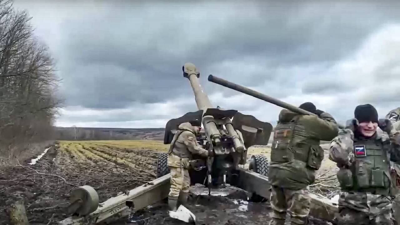 En esta foto del folleto tomada de un video y publicada por el Servicio de Prensa del Ministerio de Defensa de Rusia el miércoles 22 de marzo de 2023, un obús del ejército ruso dispara contra las tropas ucranianas en un lugar no revelado.