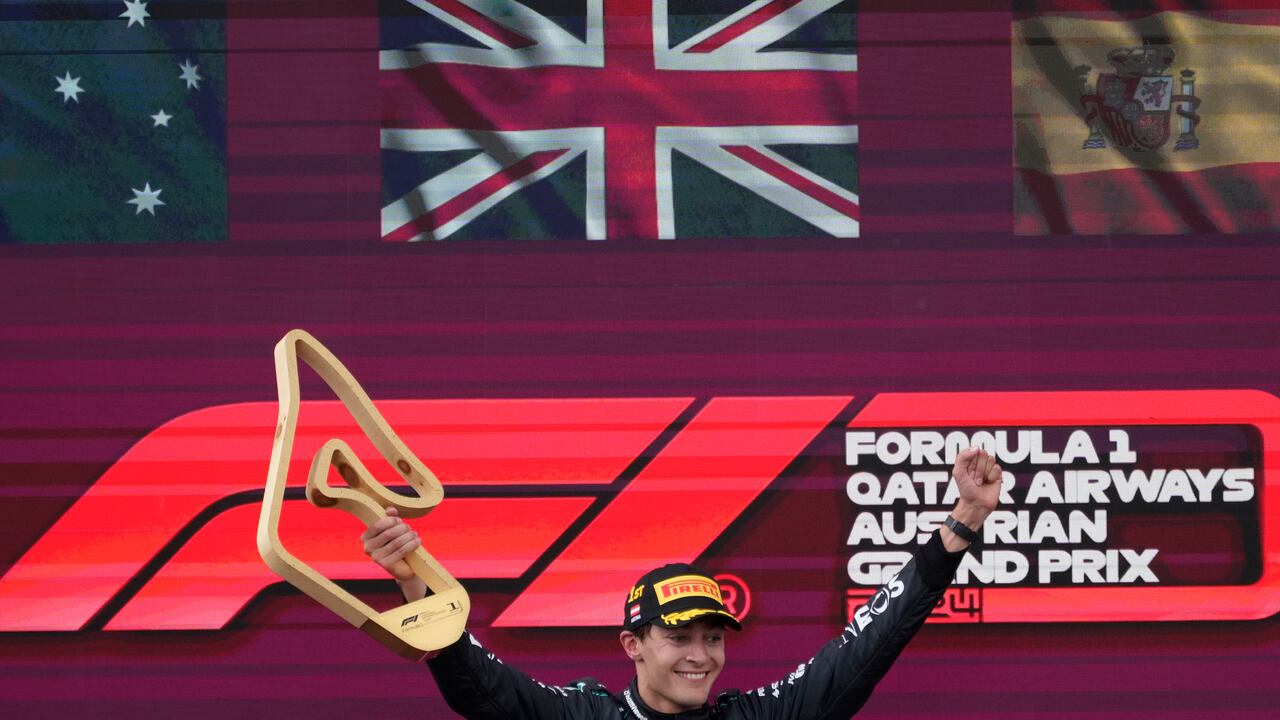 Brazos en alto para George Russell, el ganador del GP de Austria en la F1 - 2024.