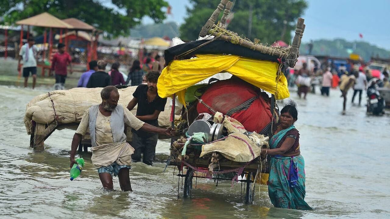 Las inundaciones dejan 65 personas muertas.