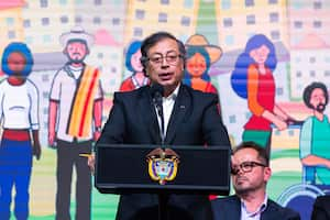 El presidente colombiano Gustavo Petro pronuncia un discurso durante una ceremonia para iniciar un alto el fuego de seis meses como parte de un proceso para iniciar una paz permanente entre el ELN y el gobierno en Bogotá, Colombia, el 3 de agosto de 2023. (Foto de Sebastián Barros /NurPhoto vía Getty Images)