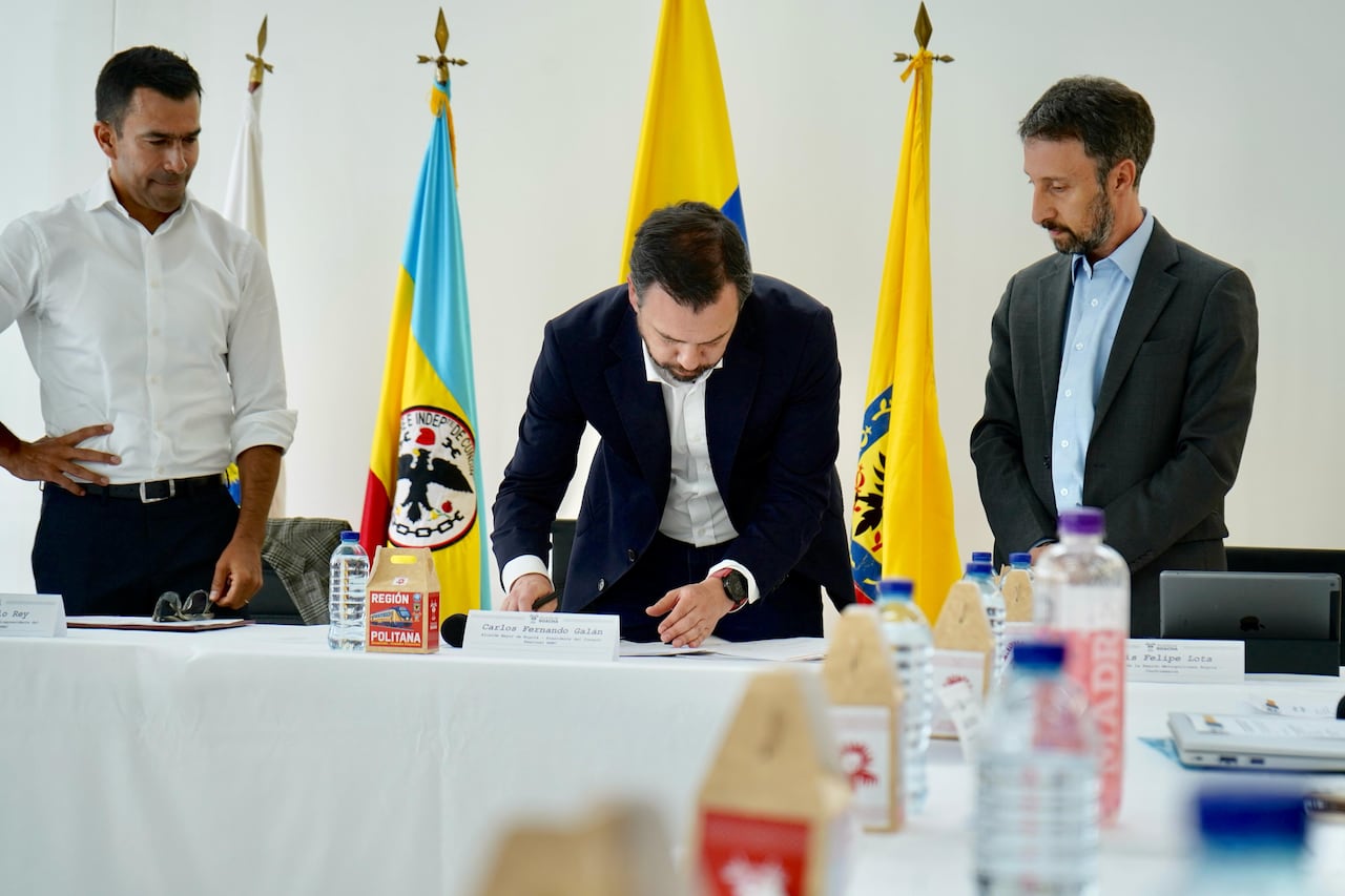 Alcalde Carlos Fernando Galán firmando también el ingreso de Soacha a la Región Metropolitana