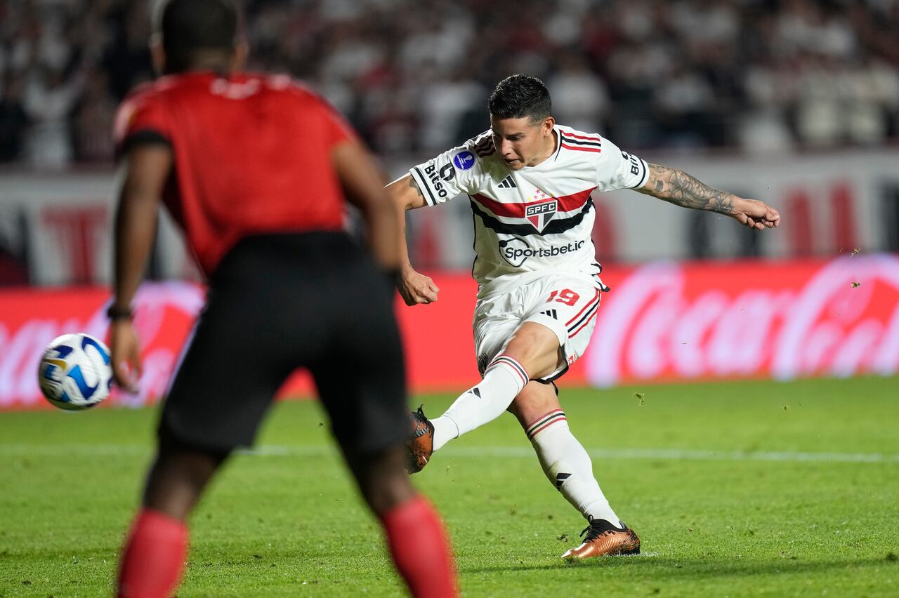 James Rodriguez of Brazil's Sao Paulo takes his shot, and misses during the penalty shootout of a Copa Sudamericana quarterfinal, second leg soccer match against Ecuador's Liga Deportiva Universitaria at Morumbi stadium in Sao Paulo, Brazil, Thursday, Aug. 31, 2023. Ecuador's Liga Deportiva Universitaria won the shootout due to James' miss and advanced to the semifinals of the tournament. (AP Photo/Andre Penner)