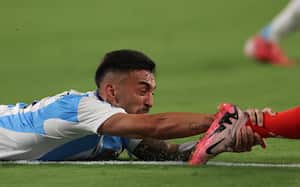 EAST RUTHERFORD, NEW JERSEY - JUNE 25: Nicolas Gonzalez of Argentina grabs the ankle of a chilean player during the CONMEBOL Copa America 2024 match between Chile and Argentina at MetLife Stadium on June 25, 2024 in East Rutherford, New Jersey. (Photo by Rob Carr/Getty Images)