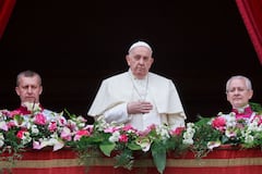 El Papa Francisco mira desde un balcón, el día en que entrega su mensaje "Urbi et Orbi" (a la ciudad y al mundo) en la Plaza de San Pedro, el domingo de Pascua, en el Vaticano el 31 de marzo de 2024.